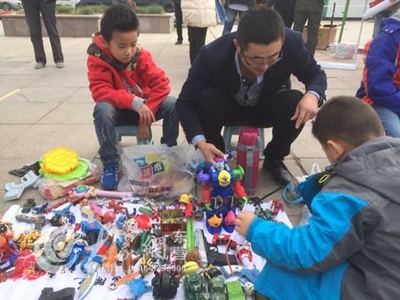 9歲小攤主淘寶造物節(jié)開張 舊玩具“雜貨鋪”里的大夢想